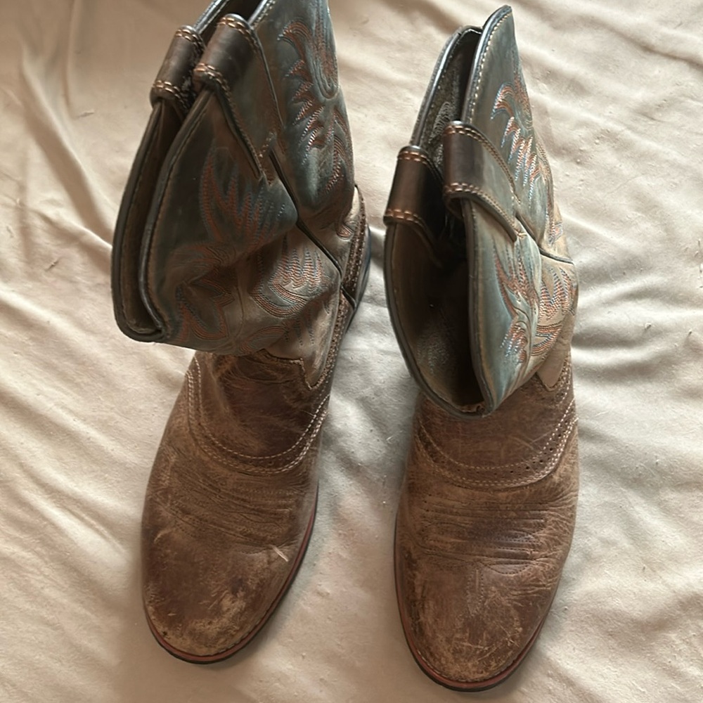 Ariat cowboy boots in great broken in condition 9.5d
